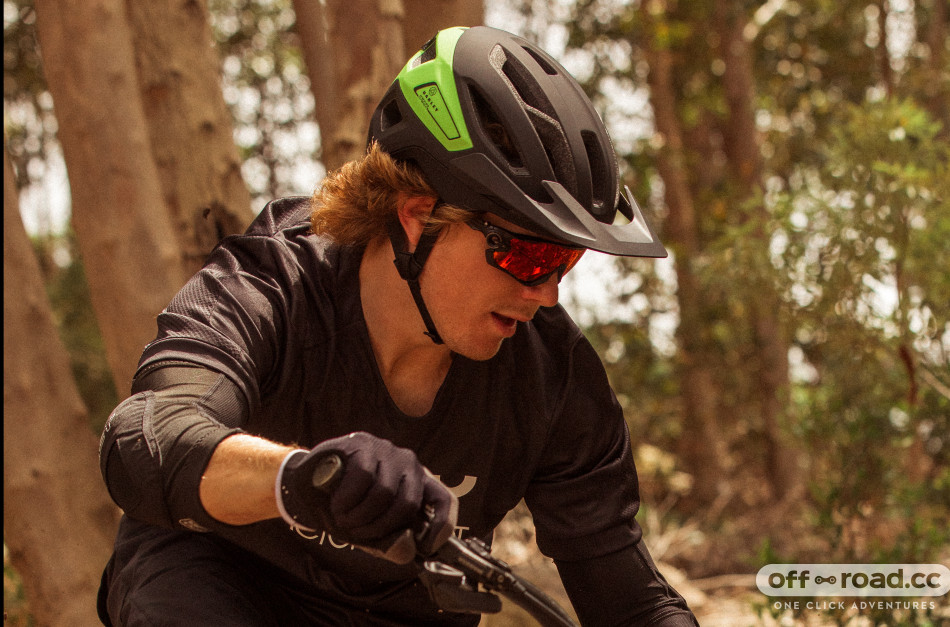 Oakley boosts comfort fit stability with new DRT3 MIPS mountain biking helmet off road.cc